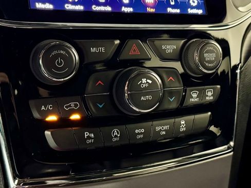 Used 2020 Jeep Grand Cherokee Laredo image 21