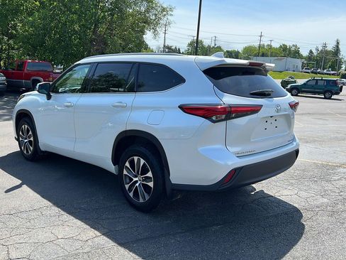Used 2022 Toyota Highlander XLE AWD/4WD image 3