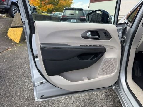 Used 2024 Chrysler Pacifica Select image 28