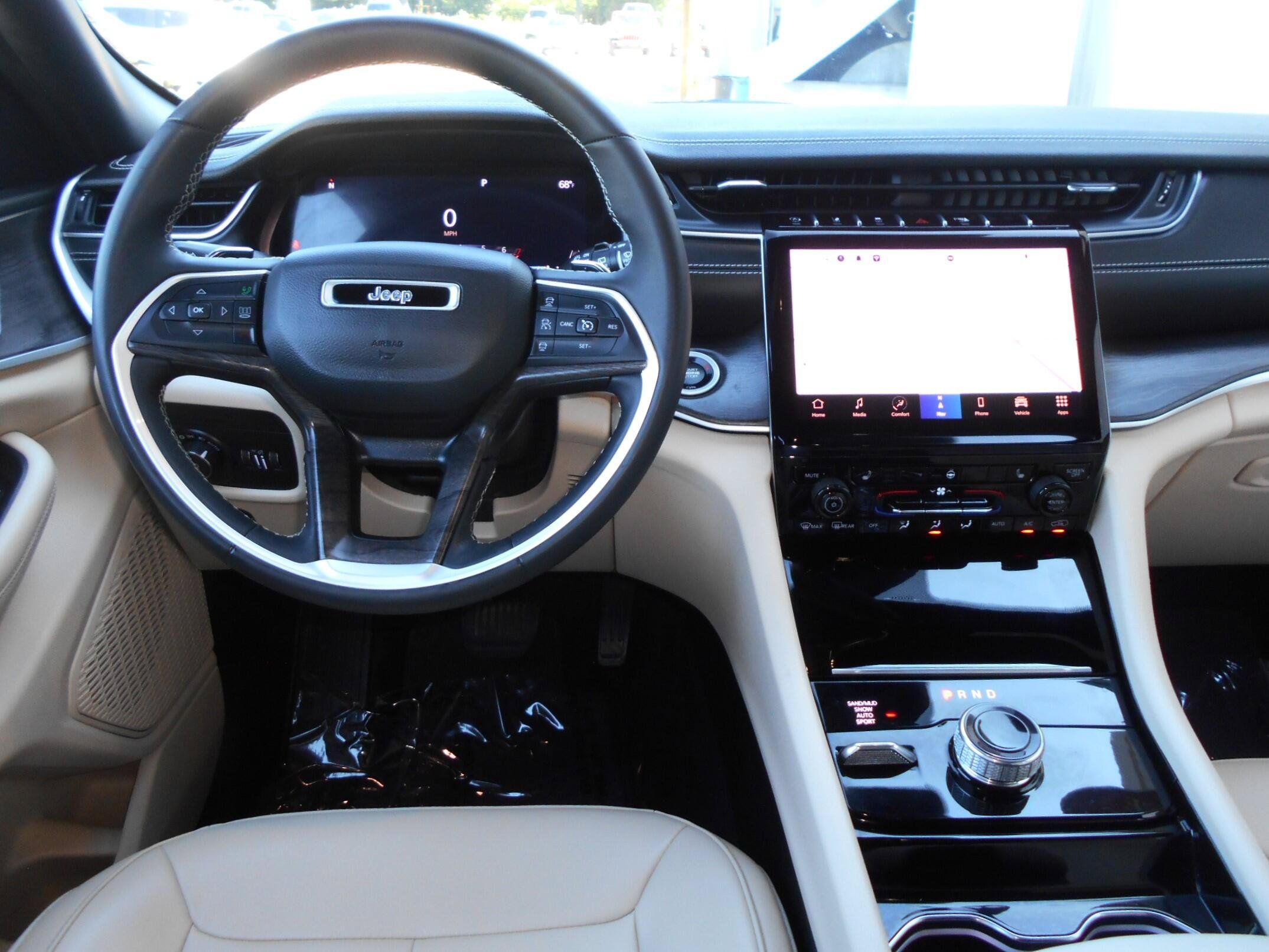 Used 2023 Jeep Grand Cherokee Limited AWD/4WD image 4