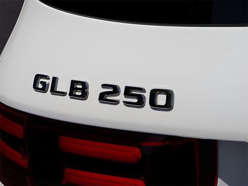 Certified 2025 Mercedes-Benz GLB 250 4MATIC image 8