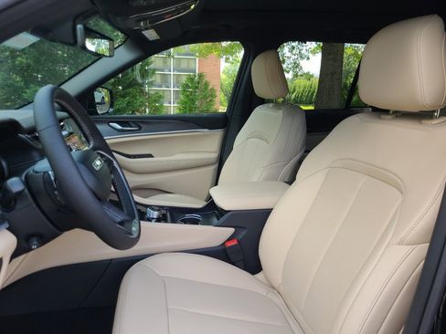 New 2025 Jeep Grand Cherokee Limited w/ Luxury Tech Group II image 30