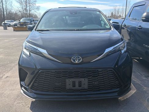 Used 2022 Toyota Sienna XSE w/ XSE Plus Package image 2