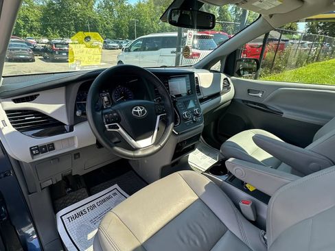 Used 2018 Toyota Sienna XLE Premium FWD image 21