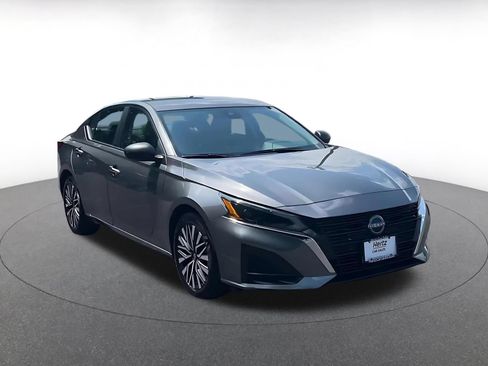 Used 2025 Nissan Altima 2.5 SV FWD image 3
