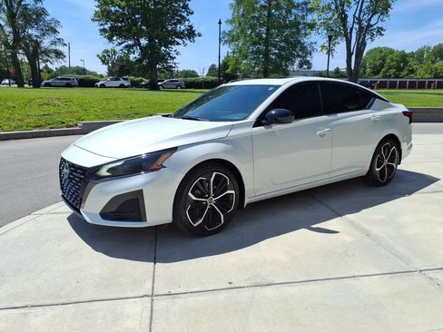 Used 2024 Nissan Altima 2.5 SR w/ SR Premium Package FWD image 3