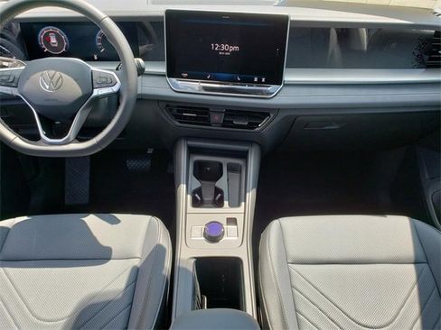 New 2025 Volkswagen Tiguan SE image 8