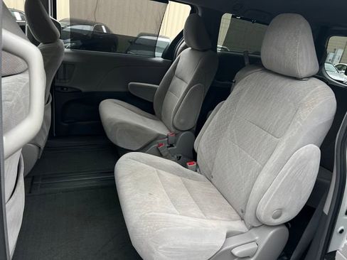 Used 2018 Toyota Sienna LE image 18