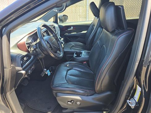 Used 2020 Chrysler Pacifica Limited FWD image 2