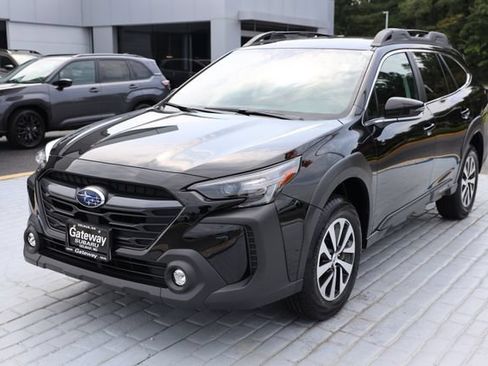 Certified 2025 Subaru Outback Premium AWD/4WD image 1