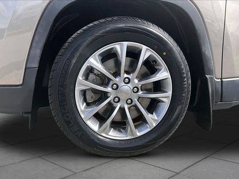 Used 2019 Jeep Cherokee Latitude Plus w/ Comfort/Convenience Group FWD image 11