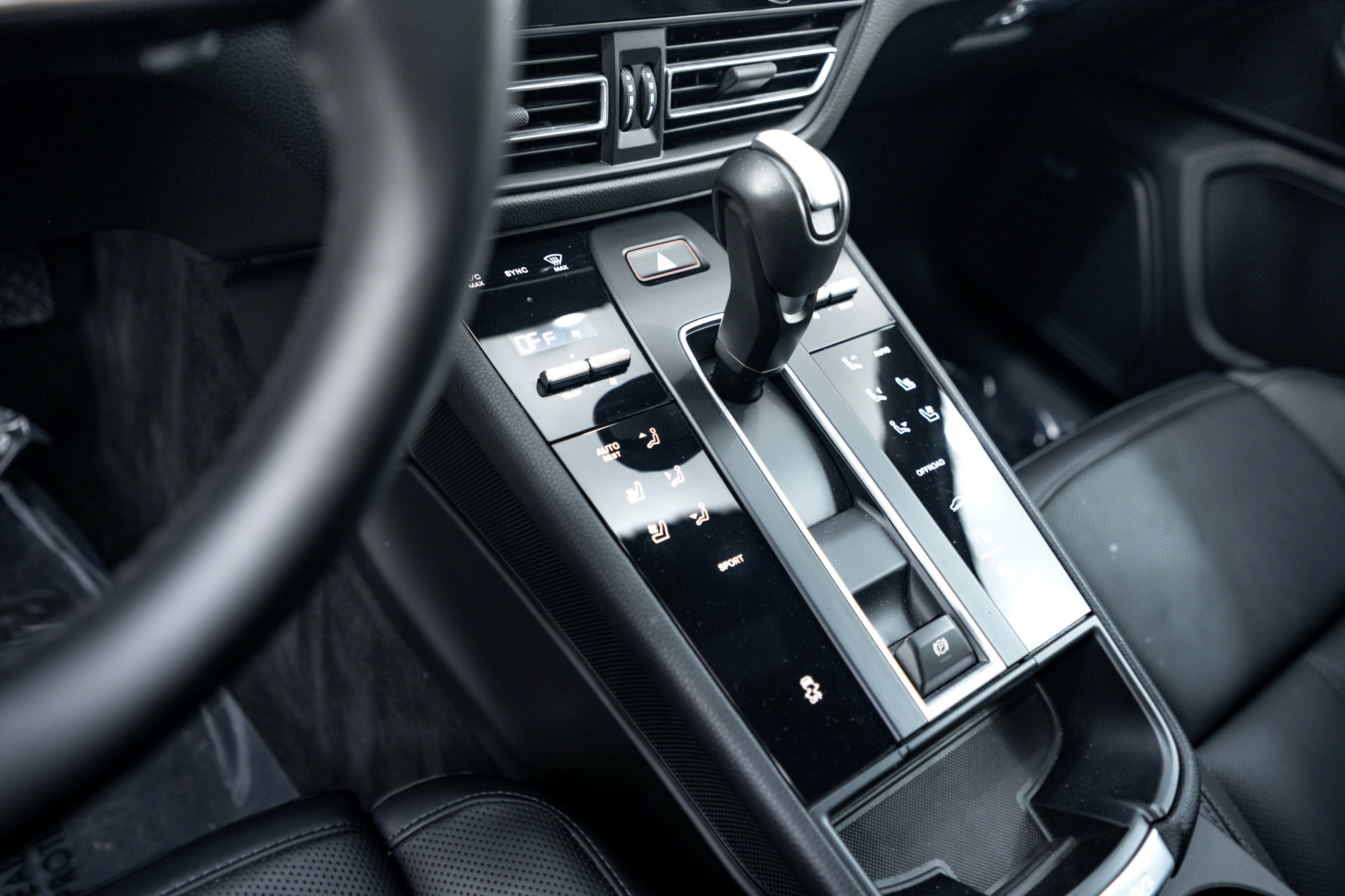 Certified 2025 Porsche Macan AWD/4WD image 12