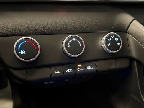 Used 2025 Hyundai Elantra SE image 15