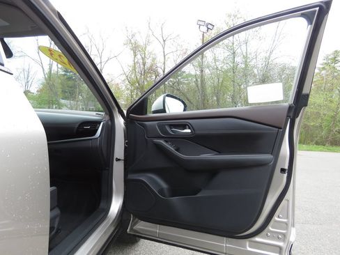 Used 2023 Nissan Rogue SL AWD/4WD image 12