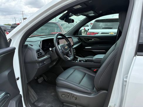 Used 2025 Chevrolet Traverse LT FWD image 2