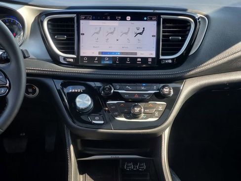 Used 2023 Chrysler Pacifica Limited w/ S Appearance Package image 29