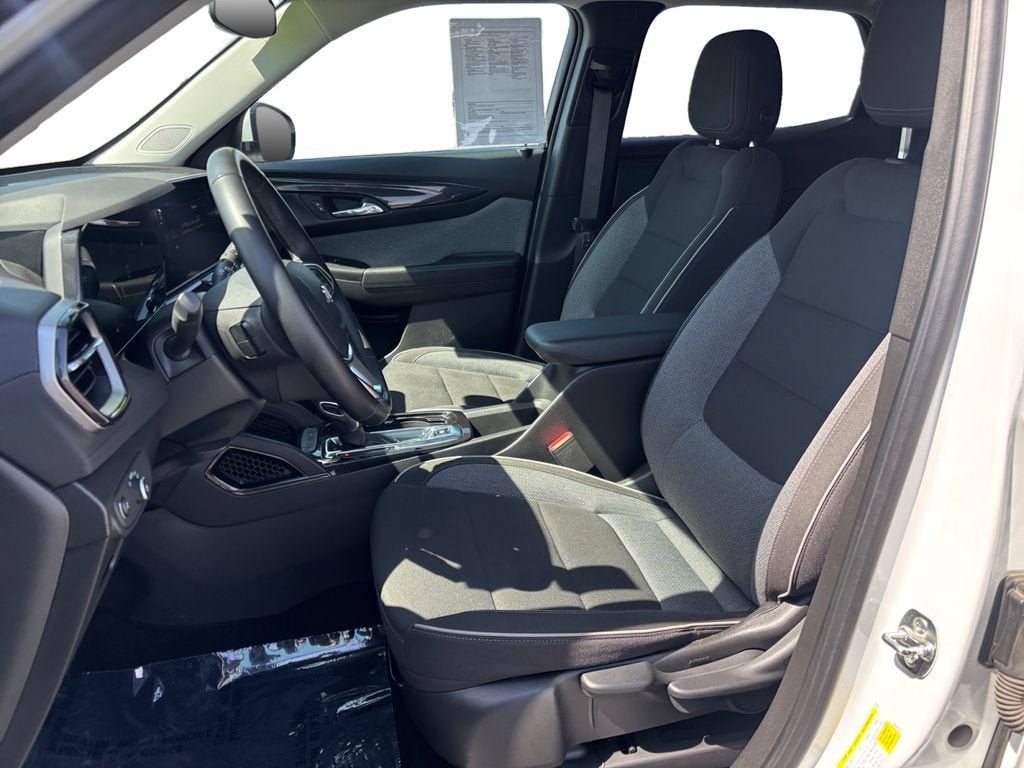 Used 2024 Chevrolet TrailBlazer LT w/ LT Cold Weather Package FWD image 10