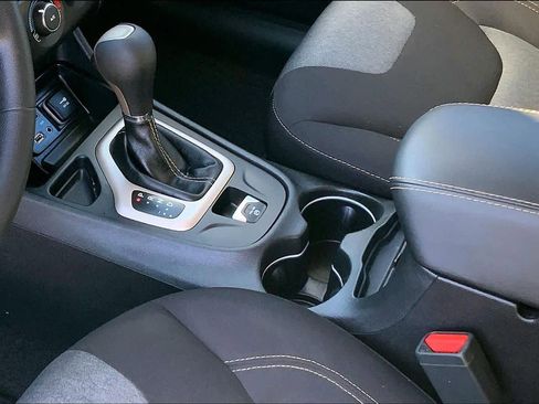 Used 2017 Jeep Cherokee Sport image 15