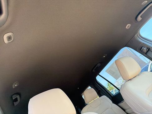 Certified 2025 Jeep Grand Cherokee L Limited AWD/4WD image 17