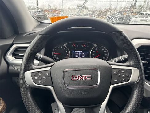 Used 2022 GMC Acadia SLE image 11