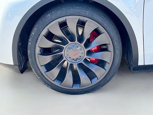 Used 2024 Tesla Model Y Performance image 29