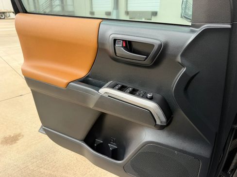 Used 2017 Toyota Tacoma SR5 w/ Tow Package RWD image 23