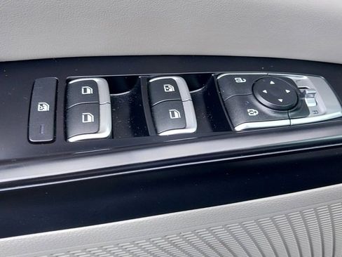 Used 2024 Kia Carnival LX image 31