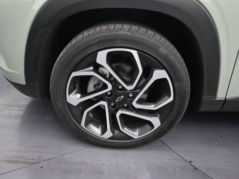 Used 2024 Chevrolet Trax RS w/ Sunroof Package FWD image 9