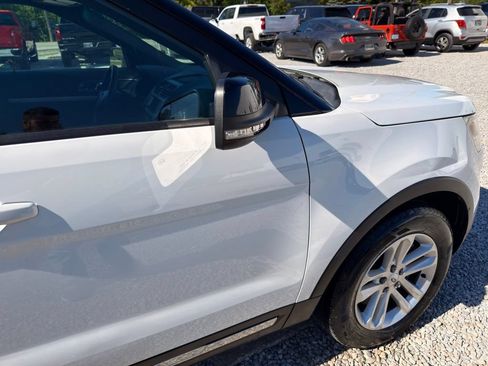 Used 2017 Ford Explorer XLT FWD image 4