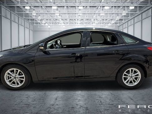 Used 2017 Ford Focus SE FWD image 2