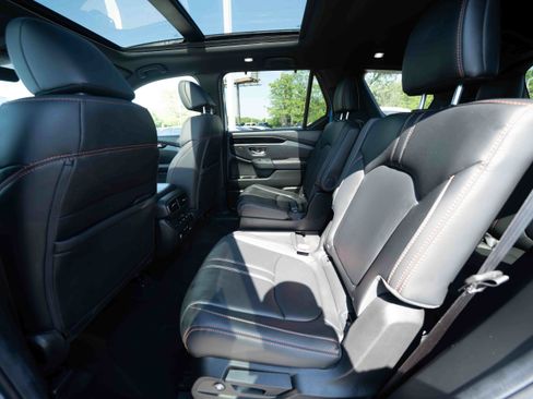 Used 2025 Honda Pilot TrailSport image 23