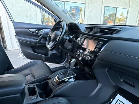 Used 2017 Nissan Rogue SL FWD image 18