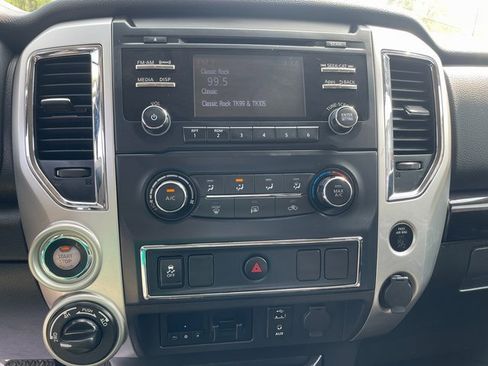 Used 2017 Nissan Titan SV image 15