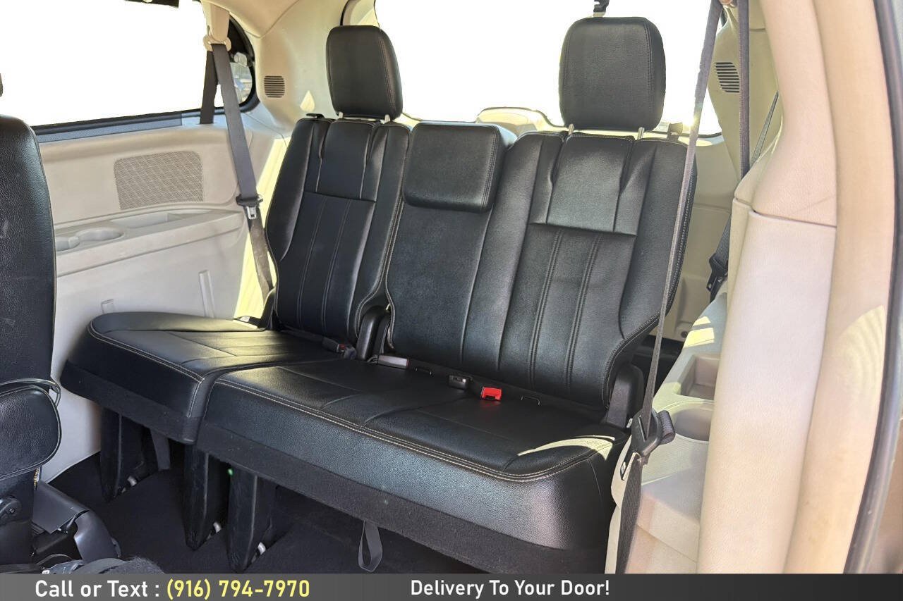 Used 2016 Chrysler Town & Country Touring w/ Driver Convenience Group FWD image 15
