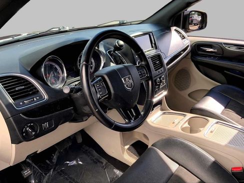 Used 2019 Dodge Grand Caravan SXT FWD image 17