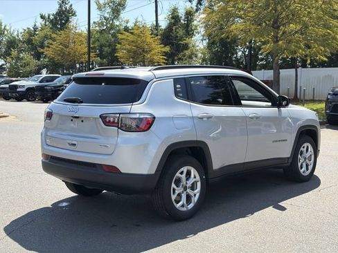 Used 2025 Jeep Compass Latitude AWD/4WD image 13