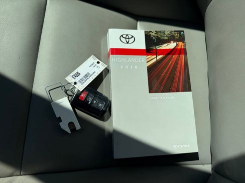 Used 2018 Toyota Highlander XLE image 22