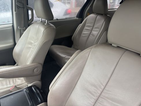 Used 2012 Toyota Sienna XLE image 5