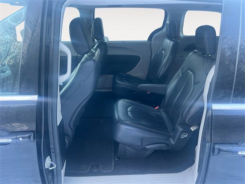 Used 2018 Chrysler Pacifica Touring-L image 13