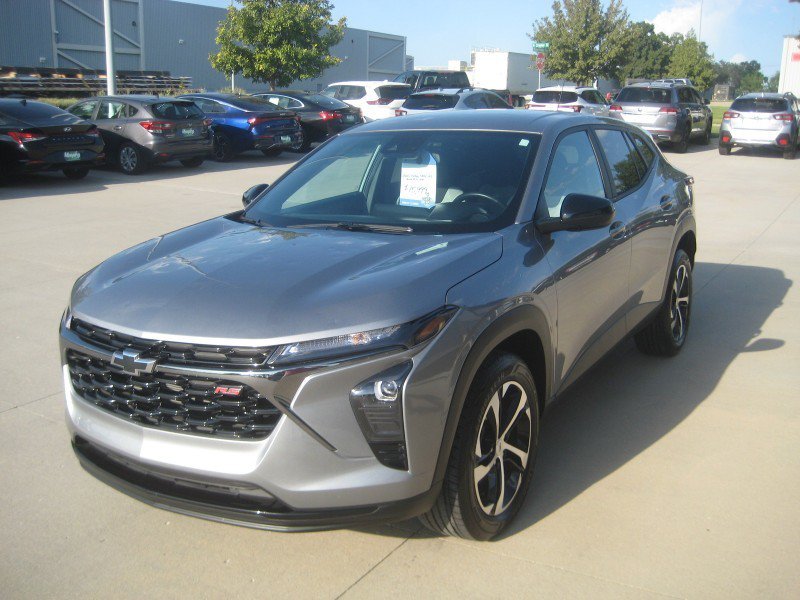 Used 2025 Chevrolet Trax RS FWD image 4