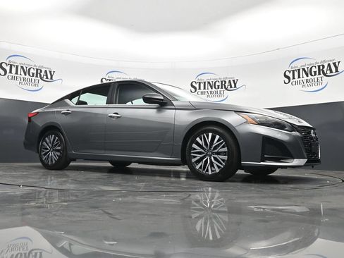 Used 2025 Nissan Altima 2.5 SV FWD image 26