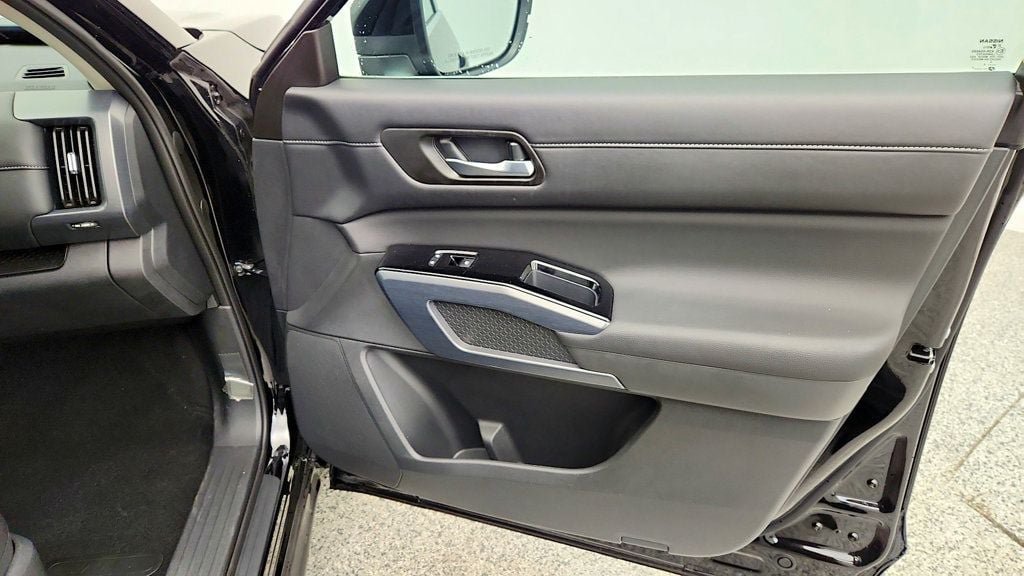 Used 2025 Nissan Pathfinder SL AWD/4WD image 25