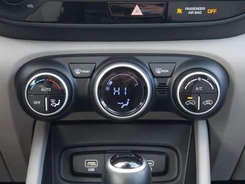 Used 2025 Hyundai Venue SEL FWD image 43