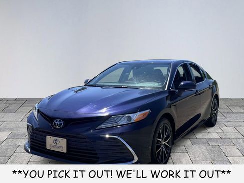 Used 2022 Toyota Camry XLE FWD image 3