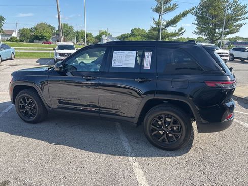 Used 2025 Jeep Grand Cherokee Altitude AWD/4WD image 18