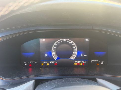 Used 2022 Volkswagen Taos SE w/ Panoramic Sunroof Package image 9