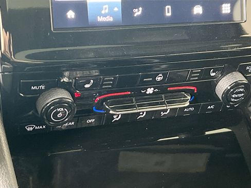 Used 2023 Jeep Grand Cherokee Altitude AWD/4WD image 19