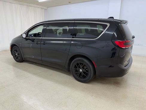 Used 2023 Chrysler Pacifica Touring-L FWD image 3