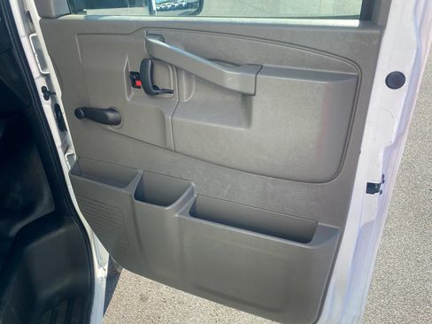Used 2017 Chevrolet Express 4500 Extended RWD image 15