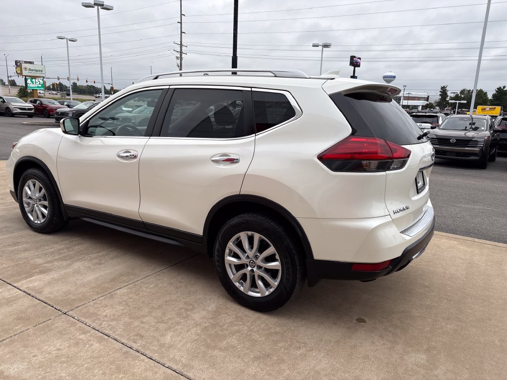 Used 2017 Nissan Rogue SV AWD/4WD image 3